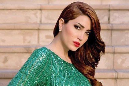بالصورة- شاهدوا نسرين طافش بالعباءة السوداء... ما رأيكم بجمالها؟؟