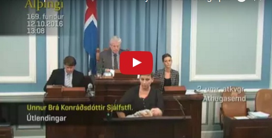 بالفيديو- برلمانية ترضع طفلتها على علناً!