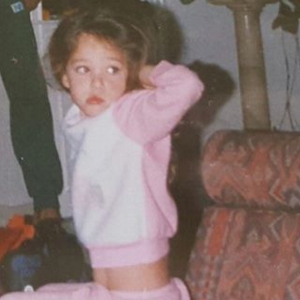 بالصور - خمنّوا هذه الطفلة أي نجمة شقراء وجريئة أصبحت؟!