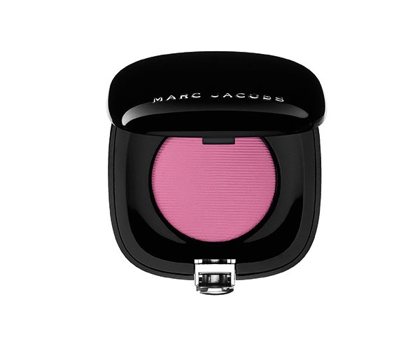 بودرة الخدود الوردية لإشراقة نضرة