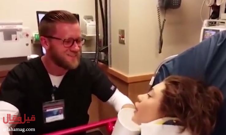 بالفيديو- فتاة تحت تأثير التخدير لا تعي ماذا تفعل.. شاهدوا ماذا طلبت من الممرض!!