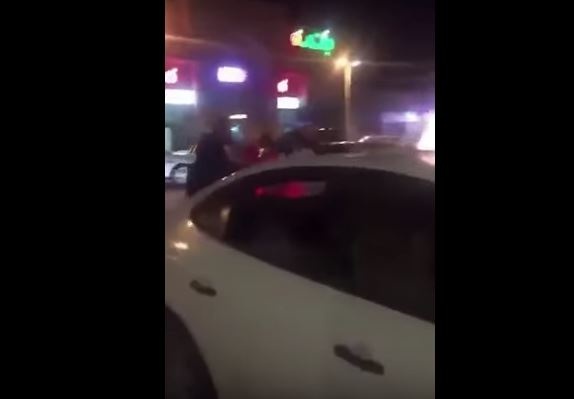 بالفيديو - سعودية تصرخ وتضرب رجلاً في الشارع.. شاهدوا ماذا حصل!؟