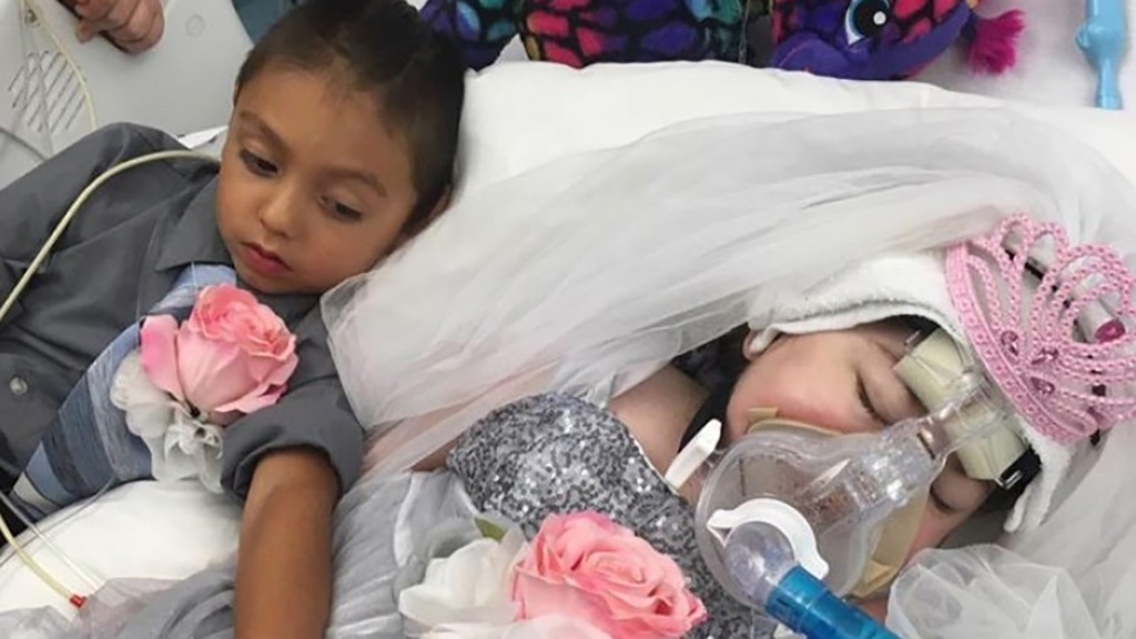 صور مؤثرة - طفلة تتزوج قبل ساعات من موتها.. إليكم القصة