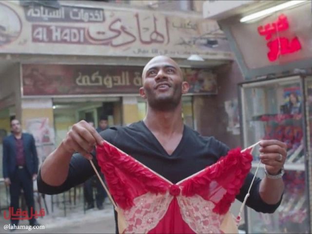 فيديو صادم - عائلة مصرية تنتقم من شيخ البلد وتهينه على طريقة 