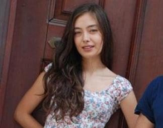 نجم تركي يصرح: لا انزعج من تقبيل الفنانين لزوجتي!