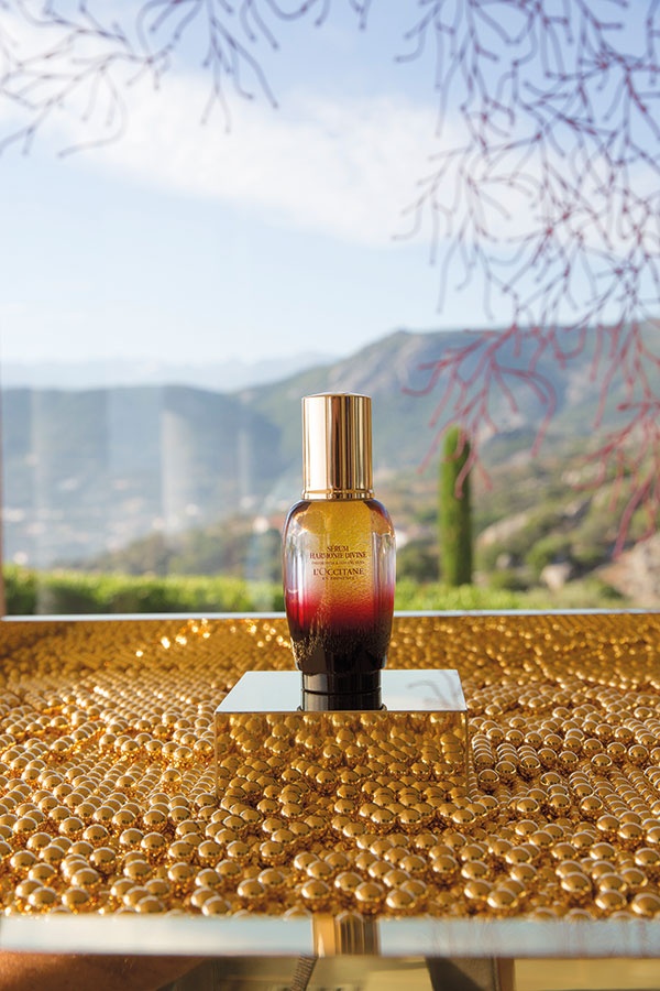 تشتمل مجموعة HARMONIE DIVINE على مستحضرين للعناية تلتقي فيهما الأرض مع البحر بفضل مكونين نشطين.
