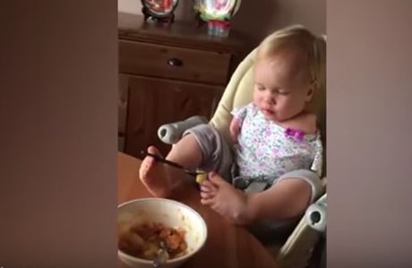 فيديو مؤثر - طفلة مبتورة اليدين تشعل مواقع التواصل بقدراتها.. شاهدوا ماذا فعلت