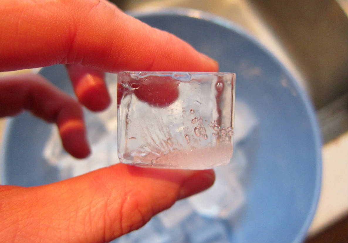 هذا ما سيحدث إذا وضعت مكعباً من الثلج على رقبتك... لن تصدّقي النتيجة