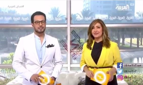 بالفيديو - مذيع يحرج زميلته ويناديها باسم آخر.. شاهدوا رد فعلها الغريب!