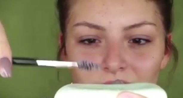 بالفيديو - احصلي على حواجب كثيفة باستخدام الصابون.. تعلمي الطريقة