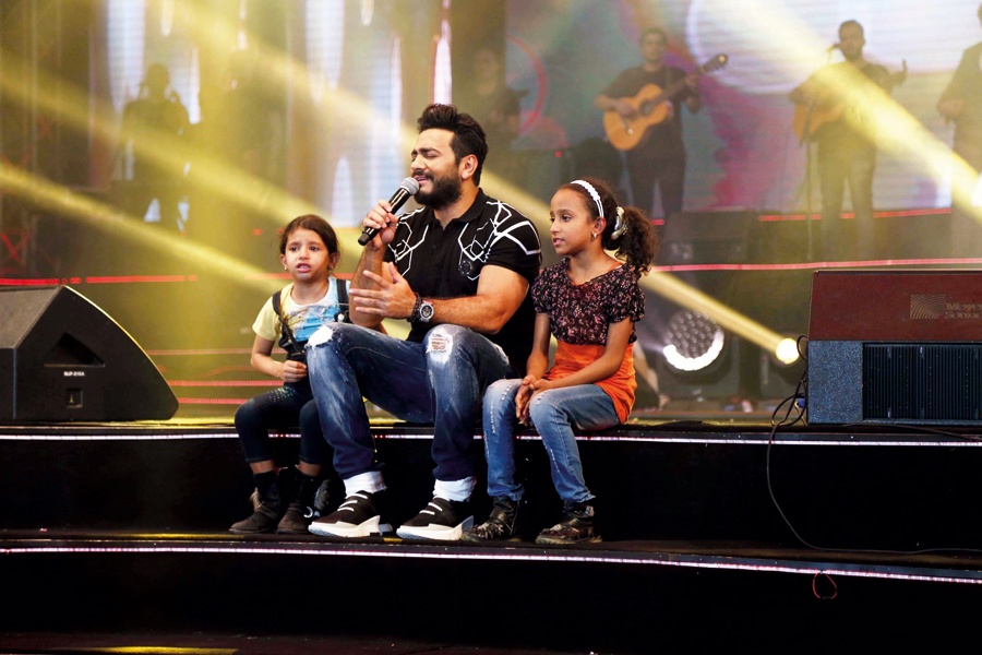 تامر حسني يوقف حفلته من أجل طفلة