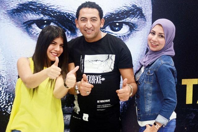 شحته كاريكا ومعجبتان
