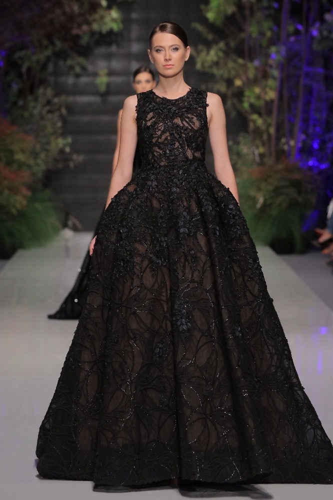 مشهد من غابات الخريف عكسته مجموعة المصمم علي يونس لامرأة تحب الترف