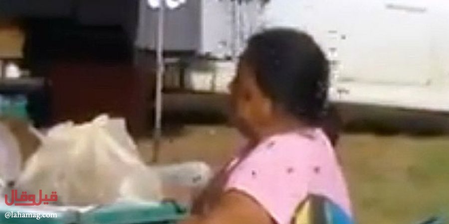 بالفيديو- امرأة تتعرض لهجوم سرب من النحل ولا تتحرّك... شاهدوا ماذا أصابها