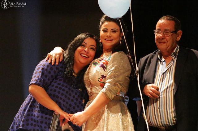 الفنانة لطيفة رأفت تقبل رأس طليقها تشجيعاً له على اكتشاف مواهب الأطفال