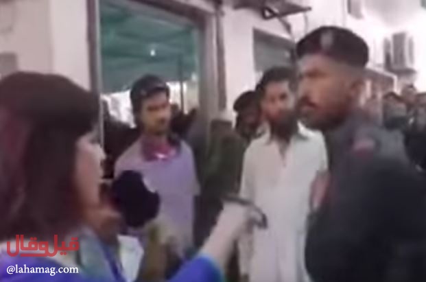 بالفيديو - شرطي يصفع مراسلة على الهواء.. شاهدوا ماذا حصل!