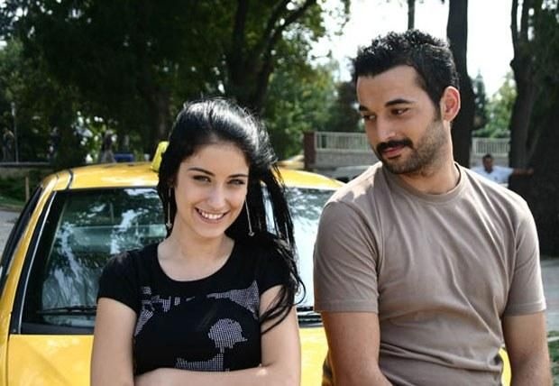 بالصور - نجم تركي ينجو من الانتحار بعد قتله والده بطعنه 32 مرة