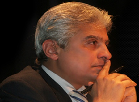 بالفيديو- قرد يهاجم الإعلامي وائل الإبراشي!