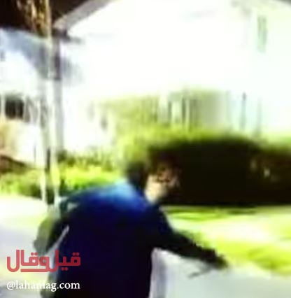 فيديو مزعج - مراهقتان تضربان عجوزاً.. شاهدوا ماذا حصل!