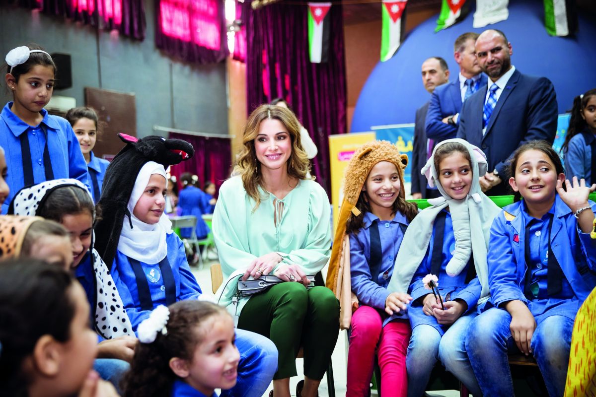 الملكة رانيا تطّلع على نشاطات متحف الأطفال المتنقل