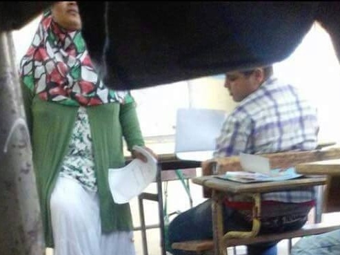 بالصورة- مدرسة تقف فوق تلميذ بحذائها... وإليكم المفاجأة التي لن تصدقوها