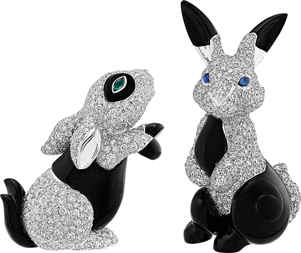 مشبكا ثنائي الأرنب من الذهب الأبيض والألماس والأونيكس والزمرد والصفير