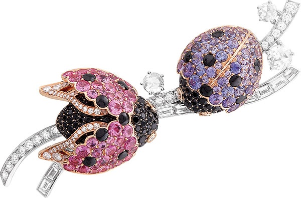 مشبك الدعسوقة من الذهب الأبيض والوردي والألماس  والباغيت والصفير الوردي والبنفسجي والسبينيل الأسود  