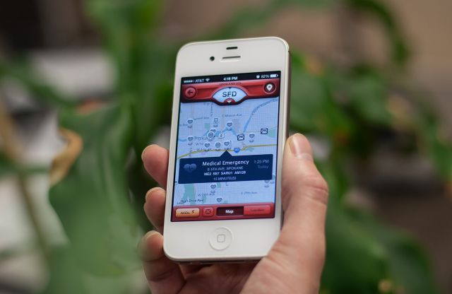 تطبيق ذكي ينقذ مصاباً بأزمة قلبية من الموت