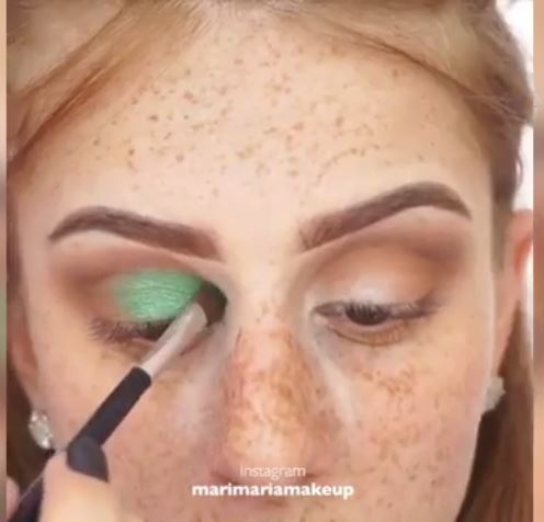 بالفيديو - طريقة سريعة لإخفاء النمش بالماكياج.. تعلميها