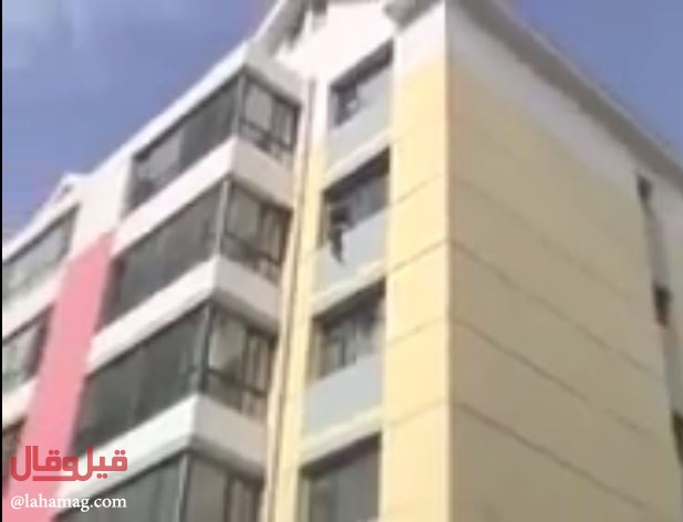 بالفيديو - لحظة إنقاذ رجل ينتحر مع طفله من أعلى المبنى.. شاهدوا ماذا حصل