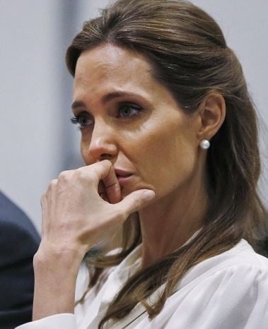 أنجلينا جولي على مقعد الاستجواب