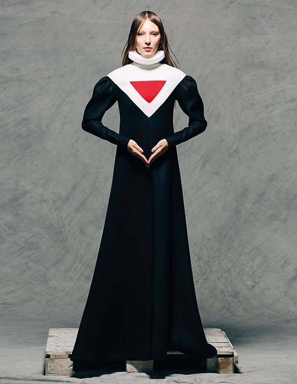 فستان من الصوف الأسود والحرير مع ياقة مكشكشة وقصّة مثلثة عند الكتفين باللونين العاجي والأحمر الساطع من VALENTINO Haute Couture

