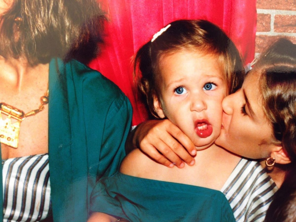 بالصور - خمنّوا هذه الطفلة أي نجمة شقراء وجميلة أصبحت؟!