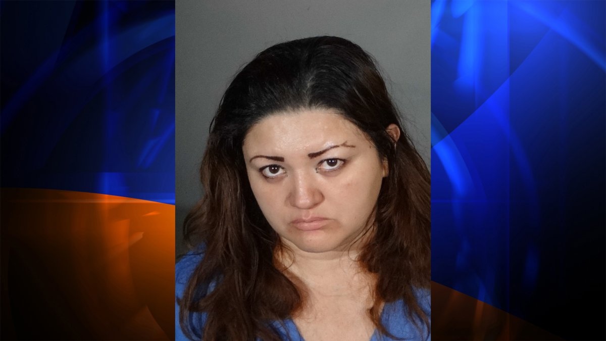 جريمة مروّعة بالصور - العثور على جثة صبي حبسته والدته في خزانة لـ3 أعوام!