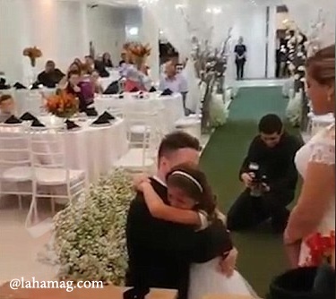 فيديو مؤثر - مفاجأة من شاب لابنة زوجته في حفل زفافه.. شاهدوا ماذا فعل