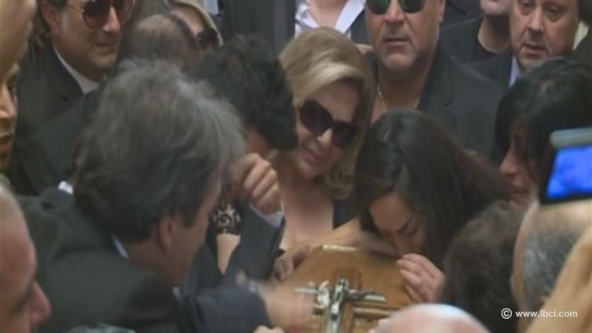 بالصور - عائلة ملحم بركات والفنّانون ينهارون على نعشه