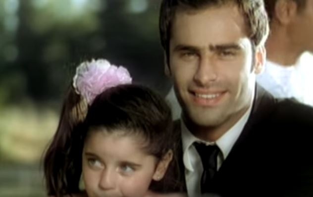 بالصور - الشاب الوسيم بطل كليبات نانسي عجرم.. شاهدوا كم تغيّر شكله بلا شعر!