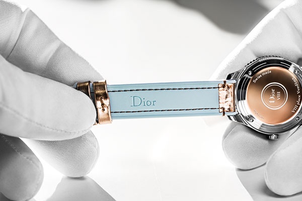 ساعة تتباهى بألوانها المميّزة Dior VIII Montaigne جريئة أكثر من أي وقت مضى