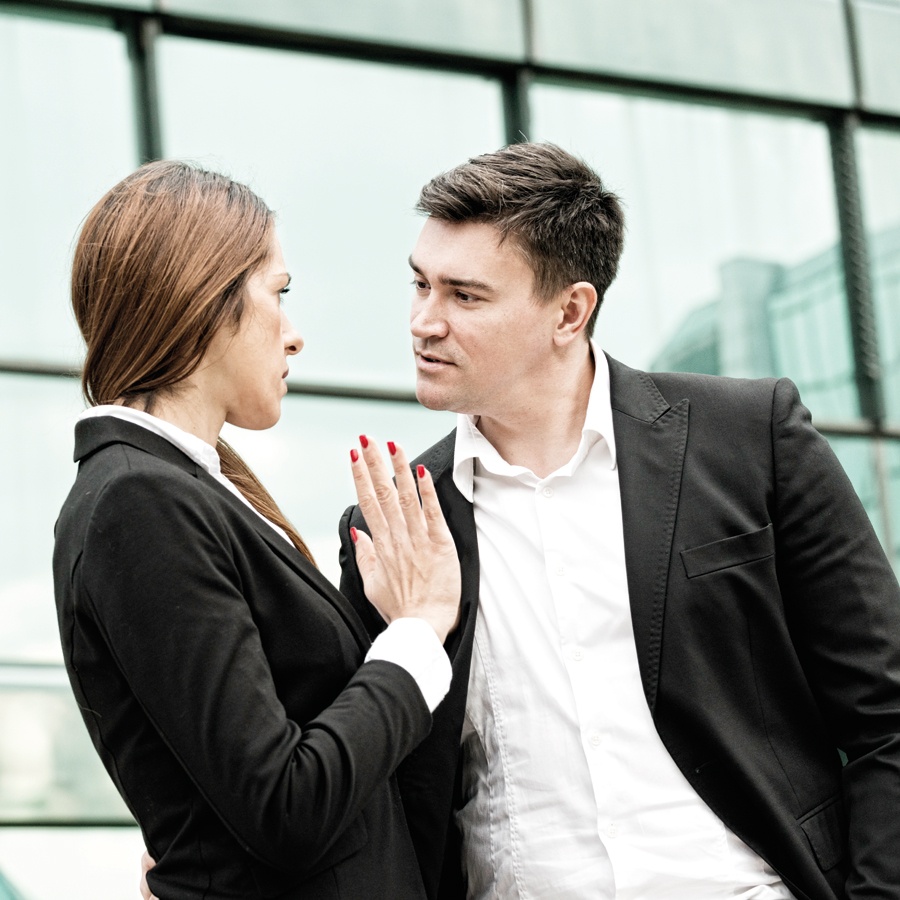 بين الرضوخ أو الفضيحة... التحرّش في العمل!