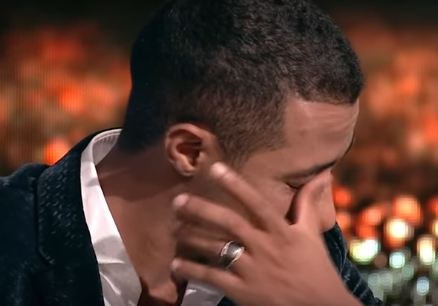 بالفيديو- لماذا قبّل عمرو أديب رأس محمد رمضان على الهواء؟ وما علاقة الراحل أحمد زكي؟