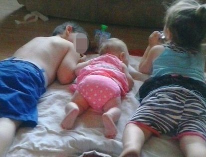 صور حزينة - أمّ تحقن اطفالها بالهيرويين لتسهر مع عشيقها.. إليكم القصة!