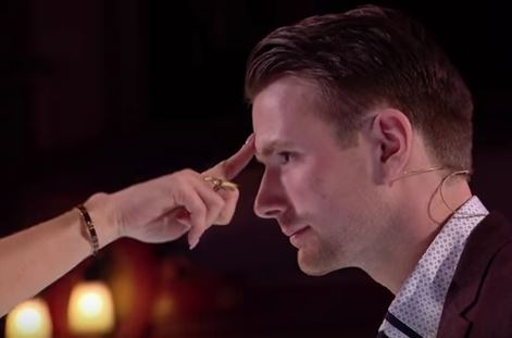 فيديو رائع - ساحر يصعق لجنة التحكيم فكرياً ويذهل الجميع بموهبته الفريدة.. شاهدوا ماذا يفعل!