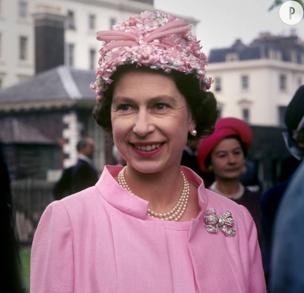 إفتحي صندوق مجوهرات الملكة إليزابيث الثانية ولن تصدّقي ما ستراه عيناك