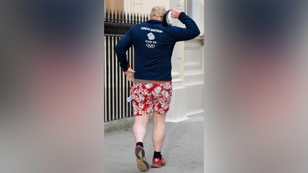 بالصور- هل هذا وزير خارجية بريطانيا العظمى؟ ملابس داخلية في الشارع؟