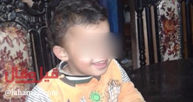 شابٌ يعتدي جنسياً على ابن خاله البالغ من العمر 4 سنوات ويحاول تهدئته بالحلوى.. اليكم التفاصيل!!