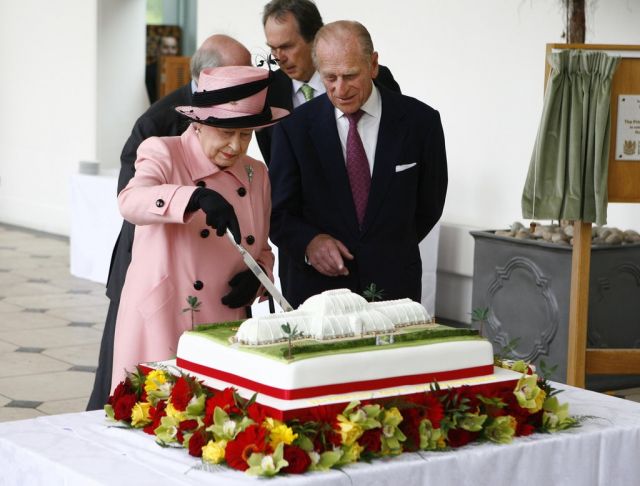 لهذا السبب تحتفل الملكة إليزابيث الثانية بعيد ميلادها مرتين... وهذا ما تهرب منه