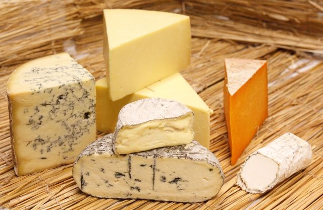 بريطانيا هي بلد الجبنة أيضاً... لن تصدّقي كم يبلغ عدد أنواعها وكيف تُحضّر!