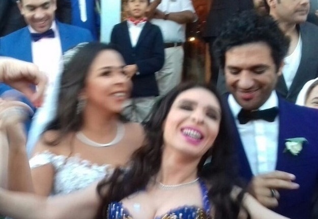 شاهدوا دينا تشعل الزفاف في الصور الأولى من 