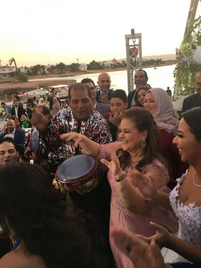 بالصور - لن تصدقوا كيف رقصت دلال عبد العزيز في زفاف ابنتها ايمي سمير غانم وحسن الردّاد