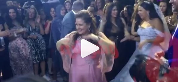 بالفيديو - شاهدوا بأي طريقة رقصت دلال عبد العزيز في زفاف ابنتها ايمي سمير غانم وحسن الردّاد
